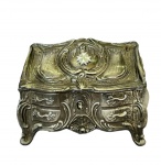 Pequena caixa porta jóias no estilo vitoriano floral em metal prateado forrada com veludo azul, med. 7X4X5cm (C.L.A.)