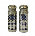 Saleiro e Pimenteiro em metal espessurado à prata vazado com parte interna em vidro azul cobalto, med. 7,5cm de altura 