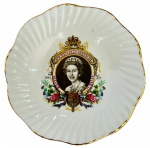 Pequeno prato em porcelana inglesa comemorativo ao jubileu de Prata da Rainha Elizabeth II 1952-1977, med. 12,5cm de diâmetro. 