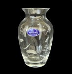 ROYAL DOULTON - Vaso para flores em fino cristal inglês com decoração de flor lapidada e jateada,manufatura gravada na base, med. 13cm de altura  