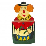Cofrinho de madeira vintage com imagem de palhaço, med. 17X9X6cm