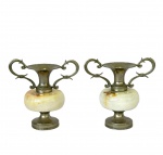 Par de pequenos vasos decorativos feitos em pedra natural de ônix e metal prateado, med. 9cm de altura    