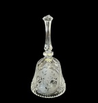 Sino de mesa em vidro com flores e detalhes foscos e borda serrilhada e cabo facetado, med. 13,5cm de altura 