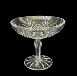 Uveira em cristal lapidado com haste facetada e base estrelada, med. 13,5cm de diâmetro e 12cm de altura. 