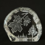 DARTINGTON CAPREDONI - Peso de papel em bloco de cristal assinado na base com escultura de paisagem, folhas de bordo e semetes gravadas, med. 10,5X12cm