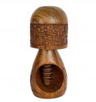 Quebra-Nozes em madeira com mecanismo de rosca feitio ampulheta e com padrão floral esculpido, med.  13,5