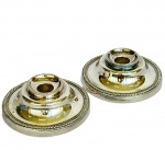 CAVALIER ENGLAND - Par de castiçais em metal espessurado à prata, med. 4cm de altura e 11,5cm de diâmetro na base. 