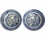 ROYAL WESSEX - Par de tigelas em porcelana inglesa com decoração azul de paisagem chinesa, med. 16,5cm de diâmetro. Apresenta um bicado na borda. 