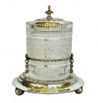 SHEFFIELD - ENGLAND - Antiga Biscoiteira Vitoriana em cristal com base e tampa em metal espessurado à prata, med. 17cm de altura e  9cm de diâmetro. 