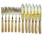 E.N.P.S - Antigo conjunto com 12 talheres para peixe em metal espessurado à prata e cabo na cor creme, com 6 garfos e 6 facas em estojo original