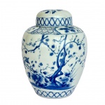 Pote com tampa em porcelana decorado com desenhos pintados à mão nas cores azul e branco, med. 15cm de altura