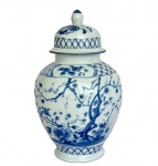 Pote com tampa em porcelana decorado com desenhos pintados à mão nas cores azul e branco, med. 21cm de altura