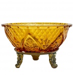 KIG INDONESIA - Bowl em vidro na cor âmbar com decorações em alto relevo e base em metal amarelo, med. 8cm de altura e 13cm de diâmetro.