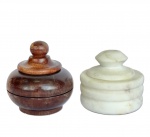 Dois saleiro de mesa, sendo: 1 em madeira torneada e 1 em mármore branco. 8cm de diâmetro. 