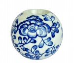 Porta vela redondo em porcelana na cor branca com flores em azul, med. 9cm de altura