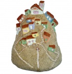 JOSEANO - MORRO DO SASSARICO - Escultura em barro cozido representando morro carioca com casas coloridas, assinado, titulado e datado 87 no verso, med. 19cm de altura. 