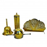 Lote com 4 (quatro) peças em metal espessurado à prata, sendo: AUREA PRATA 90 - Paliteiro e  porta guardanapos decorados com flores e volutas cinzeladas, um pequeno sino de mesa e um medidor de dose, med. maior 11cm de altura.  