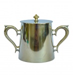 M.B. - Açucareiro em metal com tampa, duas alças e pegador em dourado, med. 10cm de altura e 16cm comprimento com alças.  