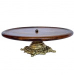 Parto para bolo em madeira nobre com base em bronze, med. 37cm de diâmetro e 12cm de altura.