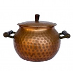 Caldeirão com tampa em cobre martelado, duas alças e pegador em madeira, med. 22cm de diâmetros entre alças e  14cm de altura