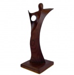 URUBATAN - Anjo da Saúde - Escultura em madeira de imbuia com base em madeira, assinado e datado 2009, med. 22cm de altura. 