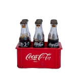 COLECIONISMO - Miniatura de engradado e garrafas de coca-cola em diversos idiomas, med. 8X5X8,5cm 