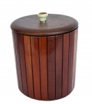 DILITHI-UM - Antigo balde para gelo em madeira com tampa, med. 24cm de altura e 20cm de diâmetro. Falta parte interna.