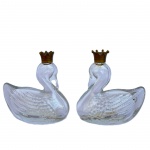 AVON - TOPAZE E TOQUE DE AMOR - Par de antigos perfumeiros de coleção em vidro com tampa em formato de coroa, med. 8X8cm 