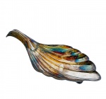 Saboneteira em metal espessurado à prata em formato de folha e 3 pés em bola, med. 20cm 