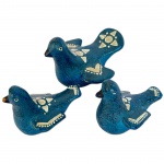 Conjunto com 3 pássaros em cerâmica pintados na cor azul com desenhos na cor branca, med. 10X9cm o maior e 8X8cm o menor. Apresenta bicados e colados. 