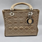 CHRISTIAN DIOR - Luxuosa bolsa feminina francesa, da manufatura Christian Dior.