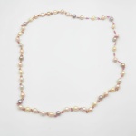 OURO - Belo colar de pérolas naturais de diferente tonalidades, decorado com "Mini Rubis"