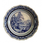 Belo medalhão em ceramica portuguesa , marca "Carvalinho", Porto, pintado a mão nominado Verão. Med. 40 cm diam