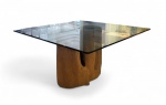 Excepcional mesa de jantar composta por tronco rústico de madeira maciça tratada com tampo em grosso cristal . Med. 140 x 140 x 75 cm alt (retirada em Ipanema)