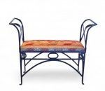 Linda banqueta em ferro forjado com assento estofado em kilim. Med. 88 x 37 x 70 cm alt