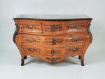 Bela cômoda , estilo francês , em madeira nobre folheada em rádica com marqueterie , bombê frontal e lateral , com três gavetas menores e dois gavetões , puxadores e elementos decorativos em bronze , séc XX. Med. 130 x 53 x 85 cm alt