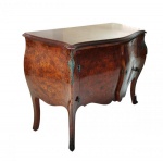 Blasotti & Calderini: Belíssima comoda bombê em madeira nobre folheada em rádica , com duas portas frontais e detalhes de acabamentos em bronze. Brasil séc XX. Med. 112 x 47 x 83 cm