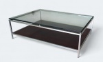 Mesa de centro com estrutura em aço , em dois estágios , parte inferior em madeira laminada e parte supeior em cristal de 15 mm . Med. 93 x 133 x 43 cm