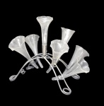 Bela tulipeira em metal espessurado a prata com 7 tulipas em fino cristal. Med. 28 x 20 x 22 cm (faltam 2 tulipas)