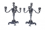 Par de candelabros para cinco velas em prata brasileira , contraste de garantia de teor 800 ml . Peso. 2180 gr . Med. 24 cm alt