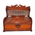 Excepcional tinteiro inglês em carvalho , com dois recipientes para tinta em cristal , uma gaveta inferior com puxador em bronze e fundo em madeira fenestrada . Inglaterra séc XIX. Med. 35 x 20 x 25 cm alt