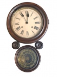 Relógio de parede "oito", marca "Ansonia", necessita revisão. Med. 50 cm alt  x 33 cm diam  (maior) e 20 cm diam menor