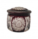 Bomboniere com tampa em cristal lapidado na cor rubi. Med. 18 cm diam (apresenta trincado na borda da tampa)