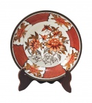 Prato de coleção em porcelana chinesa com cobertura em metal , apresenta marcas no fundo e selo de importação . Med. 15 cm diam