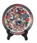 Belo prato de coleção em porcelana japonesa pintado com motivos infantis . Med. 15 cm diam