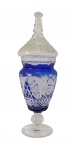 Belíssima compoteira com tampa em cristal da Bohemia finamente lapidada nas cores azul cobalto e branco. Med. 39 cm alt