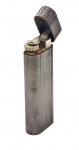 CARTIER : Isqueiro folheado a prata  no estojo original. Med. 7 x 2 cm