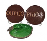 Serviço para queijos e frios em ceramica esmaltada dos anos 70. Med. 31 cm diam
