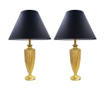 Par de belos abajures em material sintético , com pátina dourada , acompanha cúpulas , desgastes na pátina. Med. 53 cm alt (base) e 36 cm alt (cúpulas)