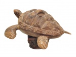 ARTE POPULAR : "ZÉ EDUARDO", escultura em bloco único de madeira representando tartaruga, assinada. Med. 60 x 60 x 25 cm alt